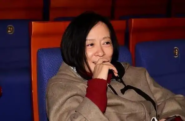 老夫少妻,脾气还暴,却紧拴姜文十几年把她当宝,周韵凭