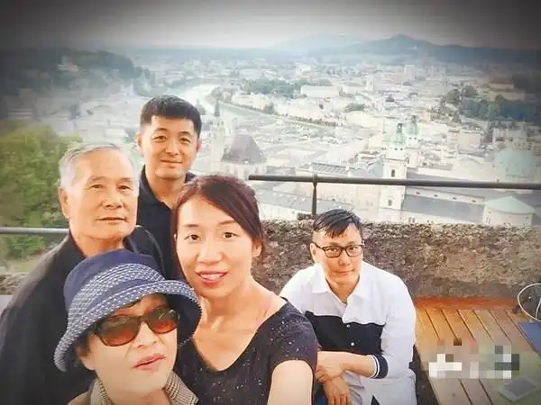 张信哲罕见全家福曝光(图)