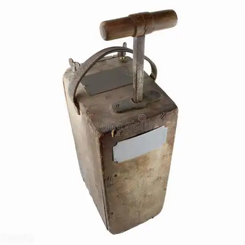 炸药后续发明雷管引爆装置,开有细孔的玻璃制压榨喷嘴的专利,在军事和