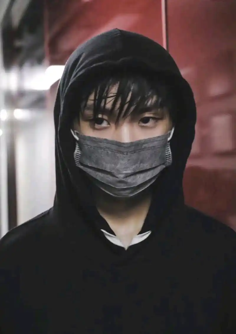 马嘉祺"媚粉"技能max!单手扯领带局部图,射手男太会了