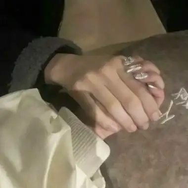 手牵手图片真实照片头像 高清甜蜜的男女牵手图片真实照片头像_情侣