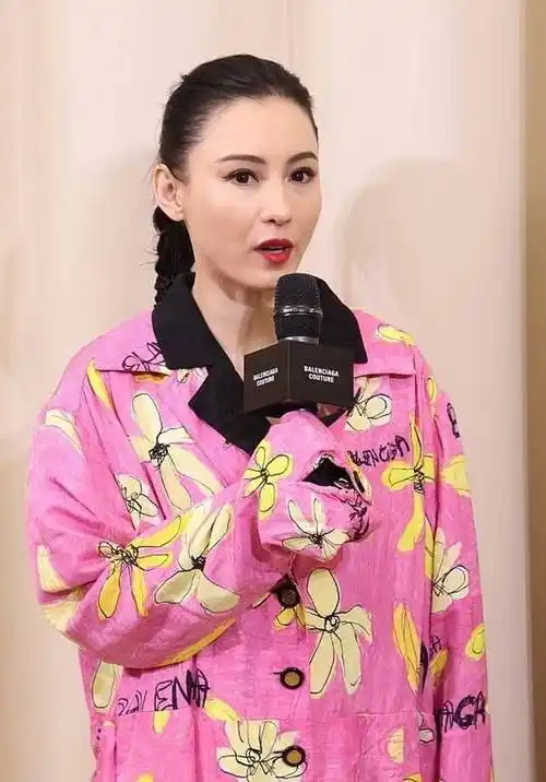 磨难的张柏芝,身上早已丢失了少女的灵动,生图下的她皮肤暗沉,法令纹