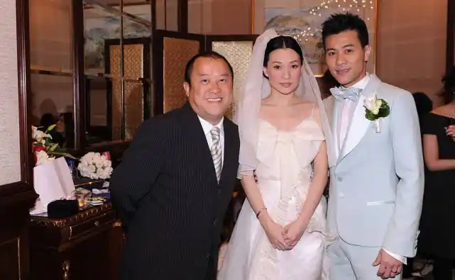 婚后两人互帮互助,携手同行,梁汉文的事业经历低谷时,林文慧也不离不