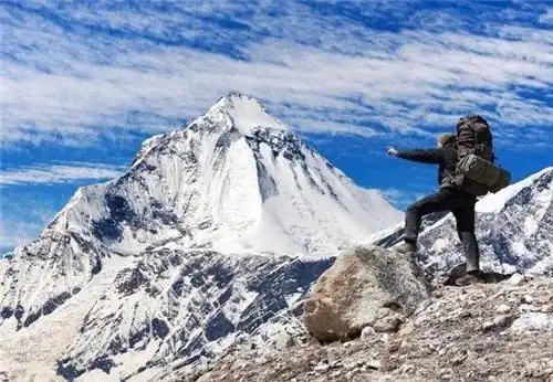 沉睡9年的珠峰"睡美人"成地标,被路人漠视,仅他维护她的尊严