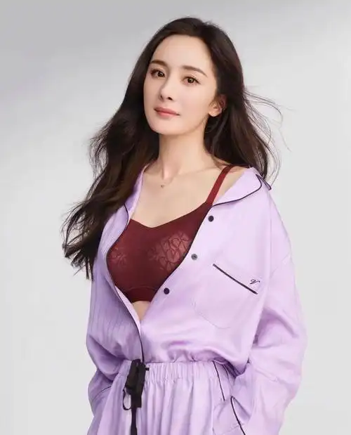 37岁的杨幂身材火辣前凸后翘似20岁少女宛如女王一般