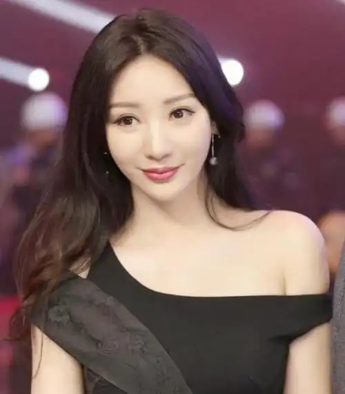 柳岩最想删除的一张照片|大鹏|包贝尔|包文婧|性感女神_网易订阅