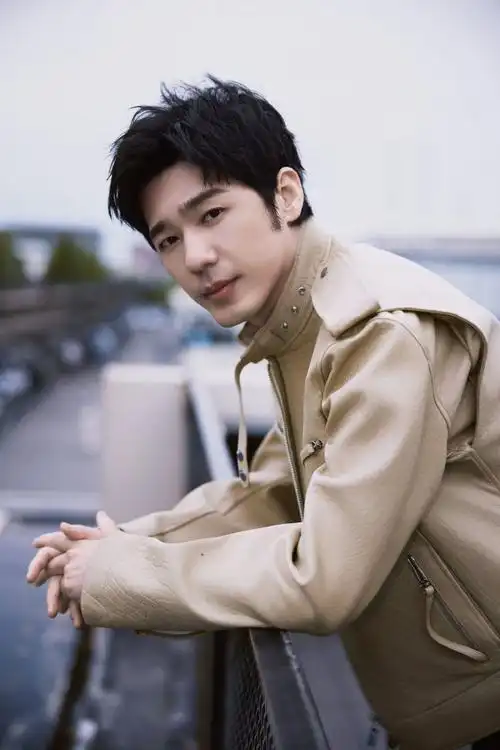 白宇超话浮光碎影,跑过长长铁轨.悠悠时光,梦尽世间美好.