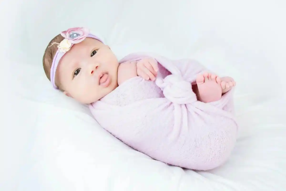 宝宝满月照 #新生儿摄影 你是爸妈不期而遇的温暖.你是爸妈 - 抖音