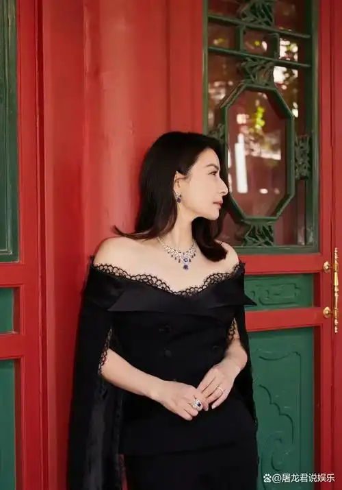 郭晶晶的面相确实给人一种高贵典雅的感觉,她的五官端庄大气,气质优雅