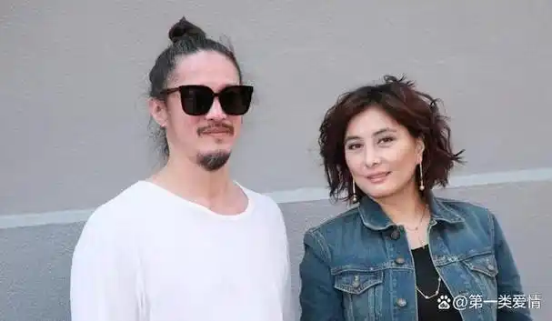 近日,赌王何鸿燊的女儿何超仪接受郑裕玲采访,向公众透露了丈夫陈子聪