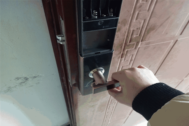 随手关门,不要把钥匙留在门上,注意财物安全.