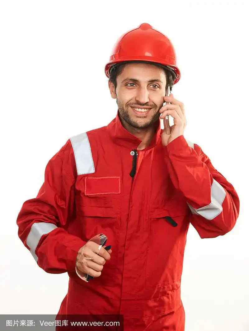 戴着红色安全帽的年轻建筑工人