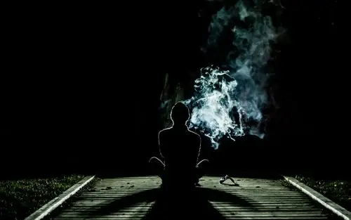 夜晚路边一个人写真