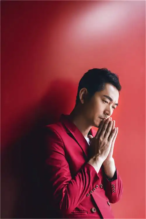 与以往截然不同,此次曝光的新写真中,朱泳腾以一身"红"装亮相,却展现