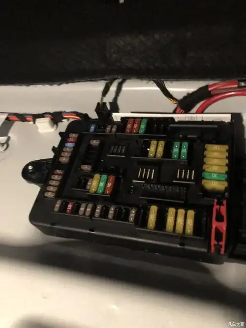 【图】后备箱保险丝盒里有备用保险丝吗?_宝马3系论坛_汽车之家论坛