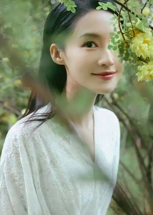 李沁白色连衣裙丛林恬静写真_眼睛_网友_女神