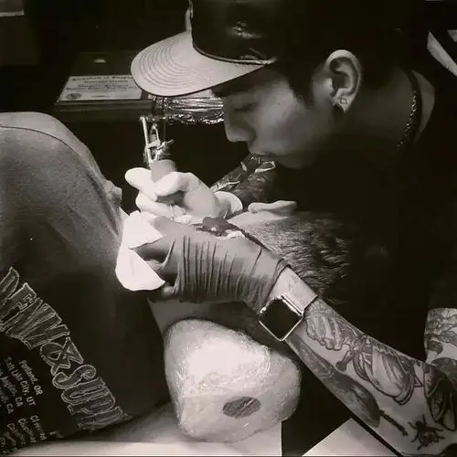 有的人去纹身店刺青,碰到有个性帅气有型的刺青师傅,顿时小鹿乱撞.