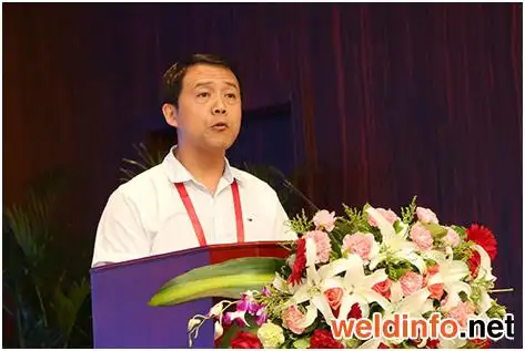 中国焊接协会李连胜秘书长主持会议