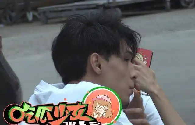 秦霄贤五官长得非常秀气,蹲在路边和朋友一起抽着烟,二人抽烟结束后