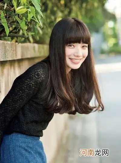 文章插图女生整齐平刘海齐肩长烫发最后这一款女生整齐平刘海齐肩长