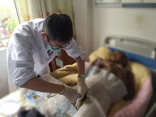 原因引起的腹胀,考虑急性尿潴留之后,我们俩迅速判断,需要留置导尿