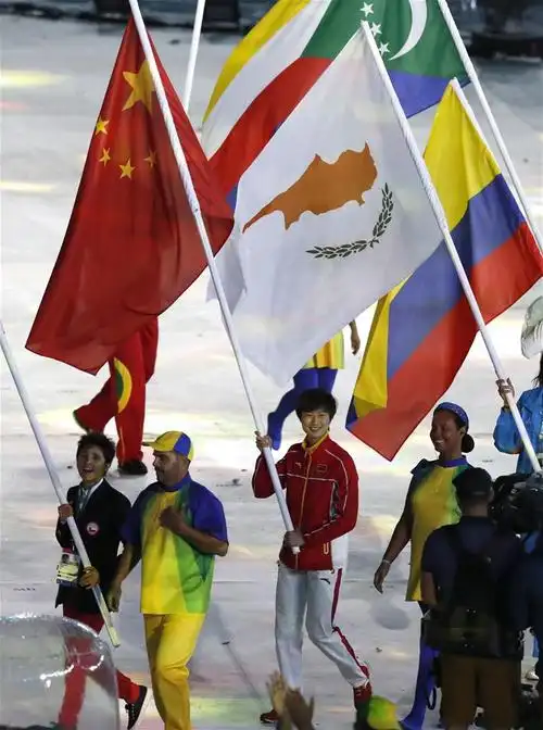 里约奥运会闭幕式丁宁为中国队扛旗