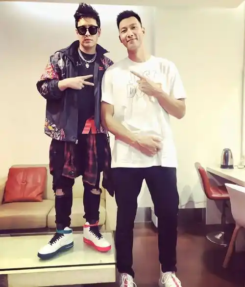 会后台与易建联合影,网友:两个人身高差也太可爱了_开心_时候_周杰伦