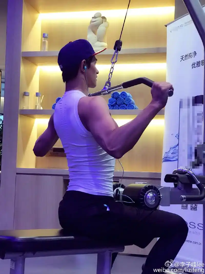 组图:嫩模李子峰健身秀肌肉 麒麟臂结实抢镜_高清图集_新浪网