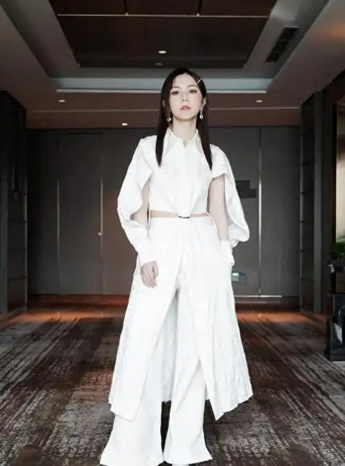 邓紫棋,还是一如既往的漂亮,与造型师男友感情稳定,疑似同居|华晨宇