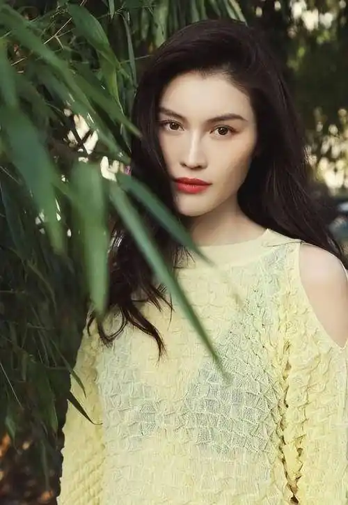 18年前,她靠着给李咏砸金蛋为生,如今摇身一变成了国际超模_何穗_父母