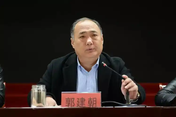 刘润华副院长宣读了《盐湖区医疗集团关于深入推进区乡医疗卫生机构