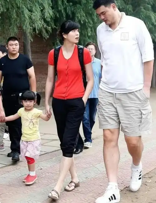 特别是13岁的姚沁蕾,她的身高已经超越了母亲叶莉,让人感叹天赋异禀!