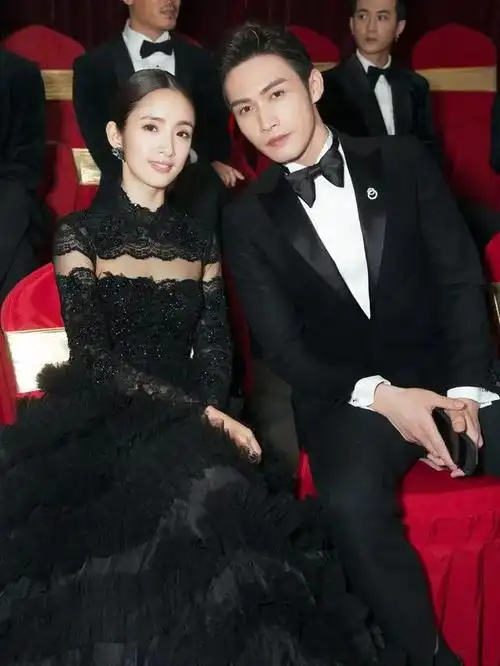 张彬彬与林依晨的合影 她出席活动以长发 红唇造型居多,换上抹胸或挖