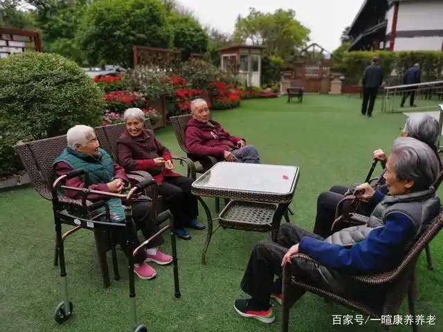 一暄康养西门院区老人在聊天