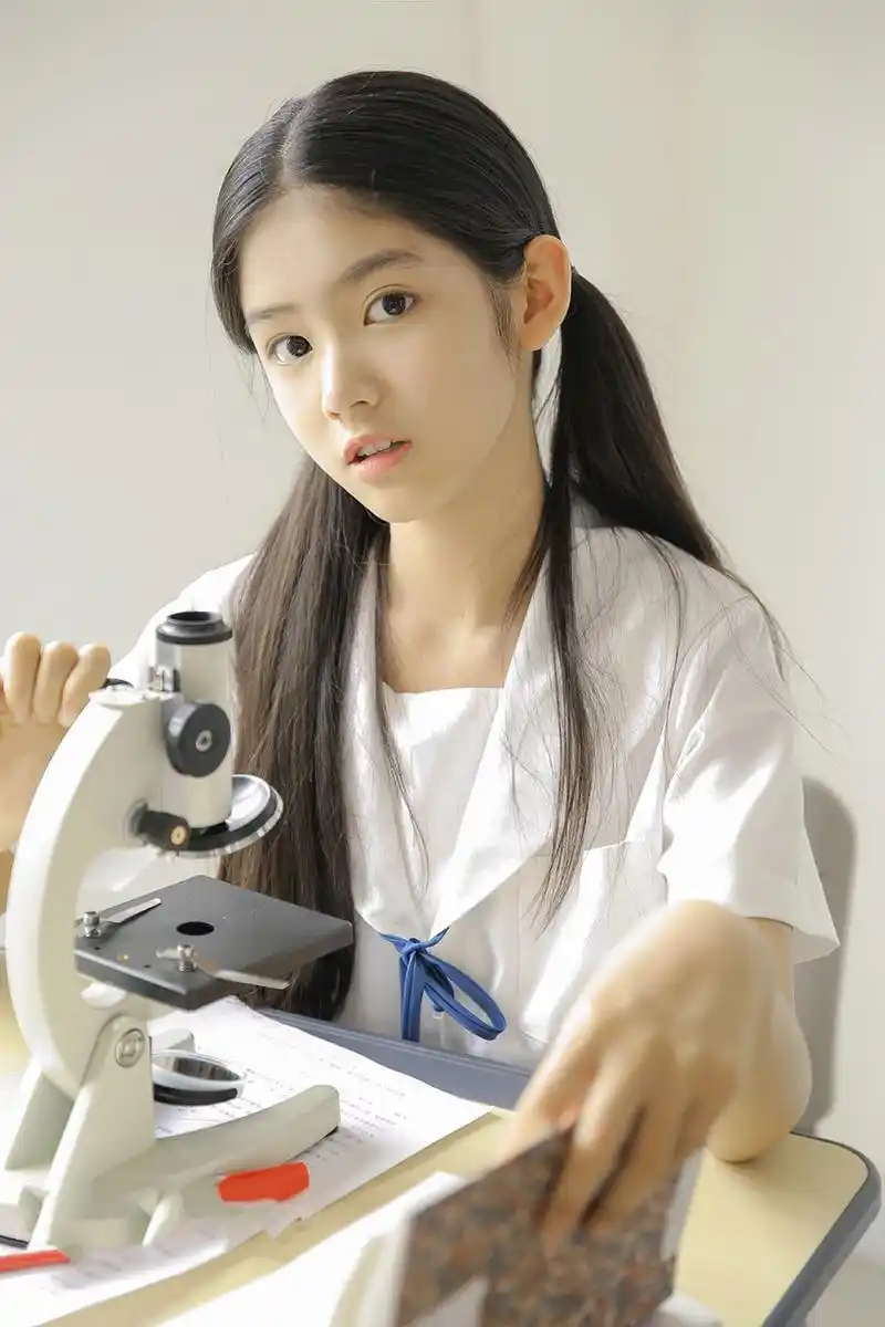 演员赵蕴卓校园风写真,甜美可爱,清新秀气