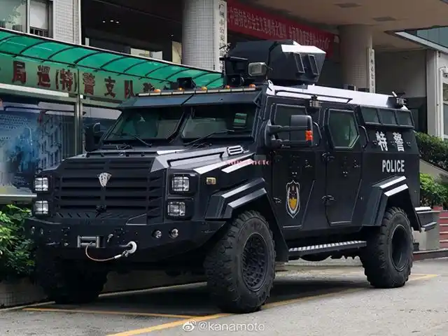 有人就问了,这棱角分明的特警车辆和军用装甲车好像也没差啊?