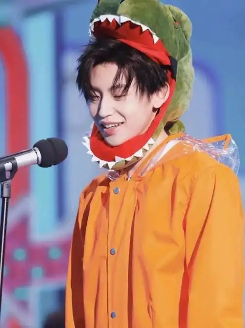 小鬼穿那么正式玩那么幼稚#还沉浸在昨天小鬼的红脸大糖葫芦里,没