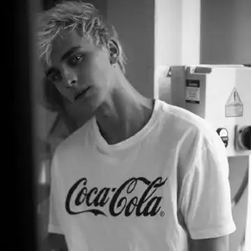 欧美男生微信头像黑白霸气超拽 幸运是你遗憾也是你