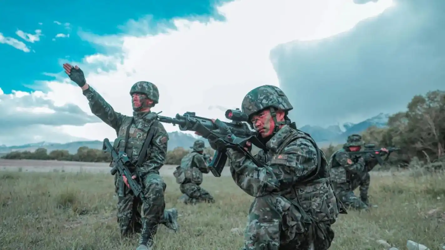 特战队员实战化演练!#上热门 近日,武警新疆总队某特战支队, - 抖音