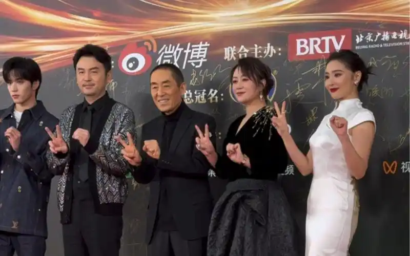 国师#张艺谋 携#第二十条 剧组演员 #雷佳音 #马丽 #高叶 #刘耀文 走