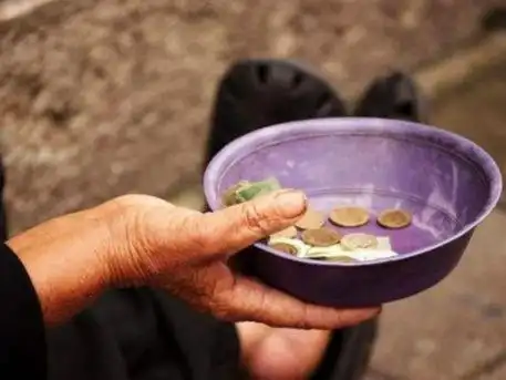 老医生收留被弃乞丐离世送讨饭破碗感恩洗干净竟是百万翡翠碗