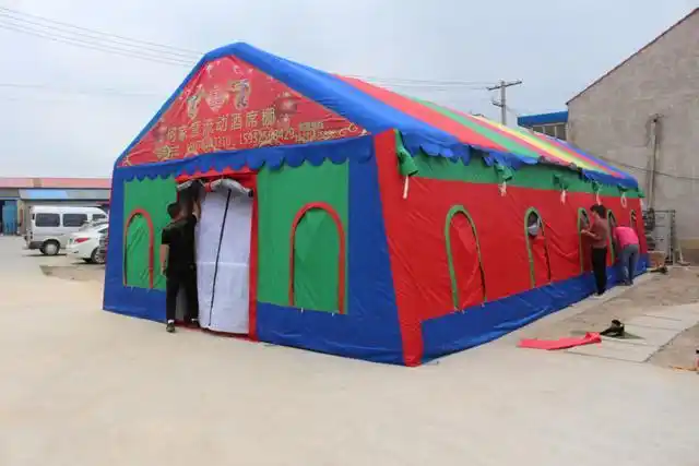 在我们农村结婚,订婚,满月酒这些大事,都是要庆祝的,流动酒席帐篷的