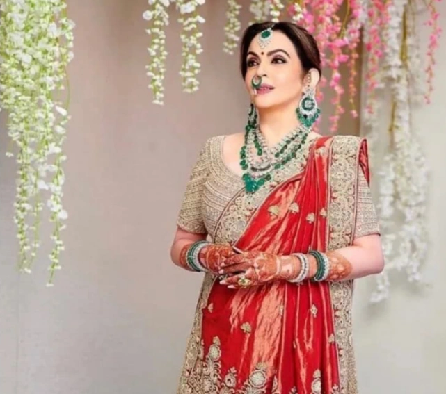 印度首富夫人有多奢侈?车上镶了3万颗钻石,鼻孔挂顶级祖母绿