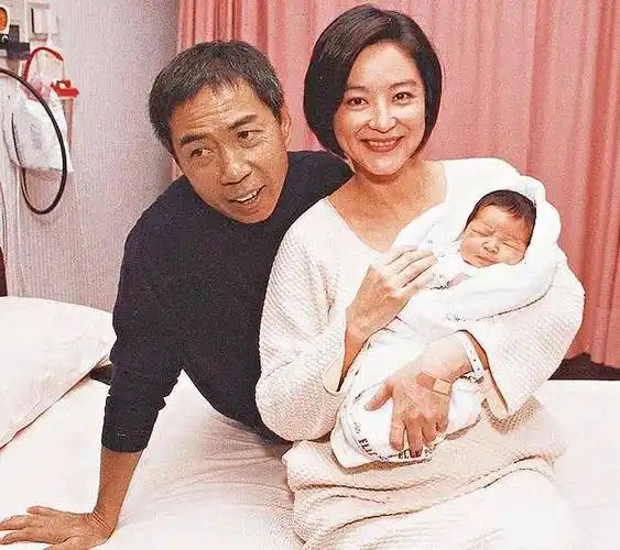 曝林青霞已离港,私生子获2亿红包,小三真容曝光笑容甜美似名模_邢李