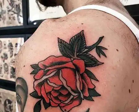 old school后肩玫瑰纹身图案