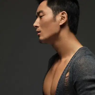 图李东学肌肉照曝光赤膊上阵秀肌肉