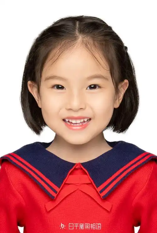 配图是一张笑脸迎人的证件照,我们店摆放了很多类似这样笑脸的照片