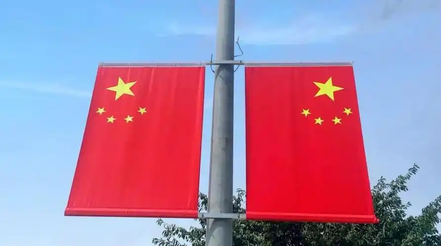 国庆专辑 | 巫溪街头飘扬"中国红" 扮靓巫溪迎国庆_五星红旗