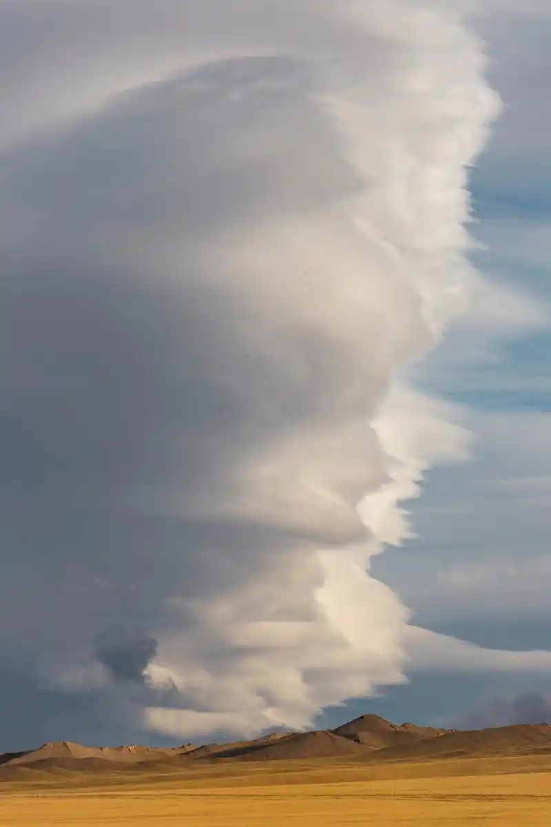 9015地震云,又称为地震前兆云,是指在地震发生前出现的一种特殊云