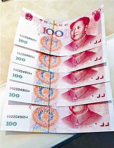 被揭发其中14张100元面额人民币疑是伪钞,惊动警方将其拘捕,连同怀疑"